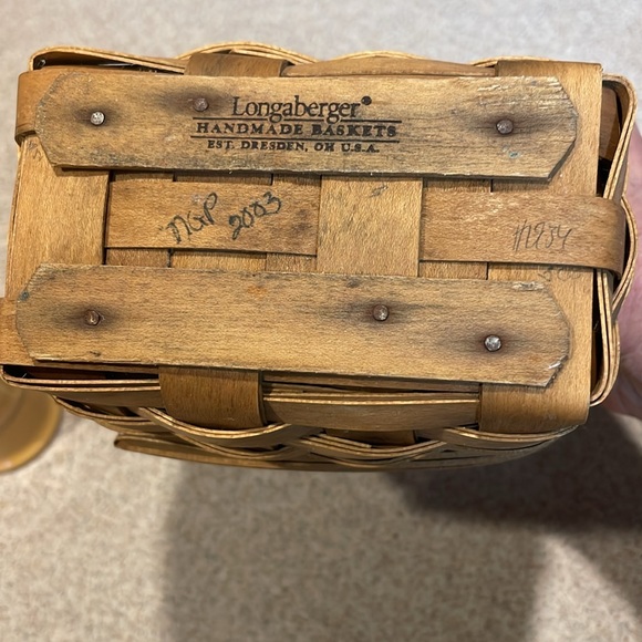 2003 Longaberger salt and pepper shakers  with coverlet and handmade basket - Picture 8 of 13